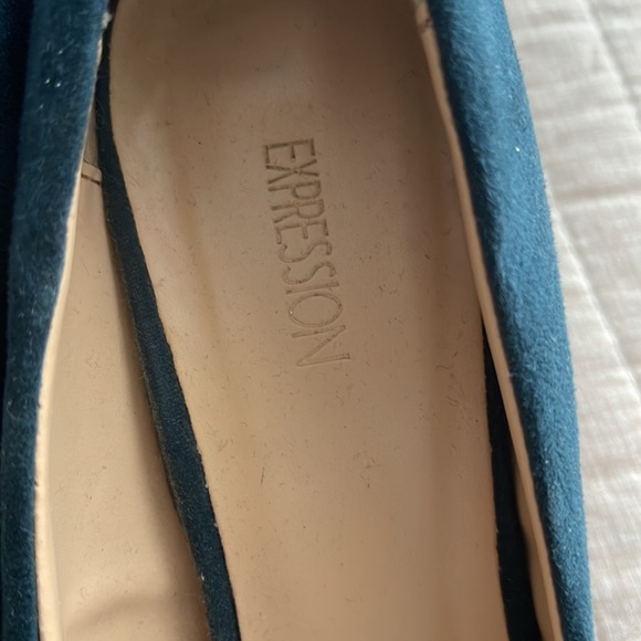 A beautiful suede shoes - Picture 2 of 3